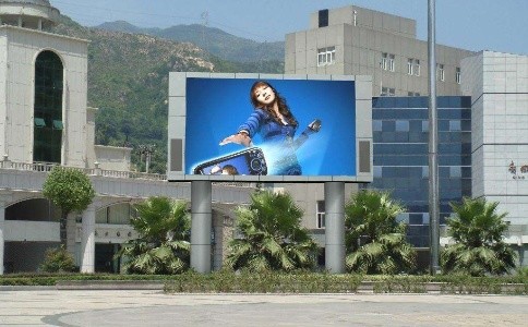 戶外led屏在雨季如何預(yù)防雷電呢？